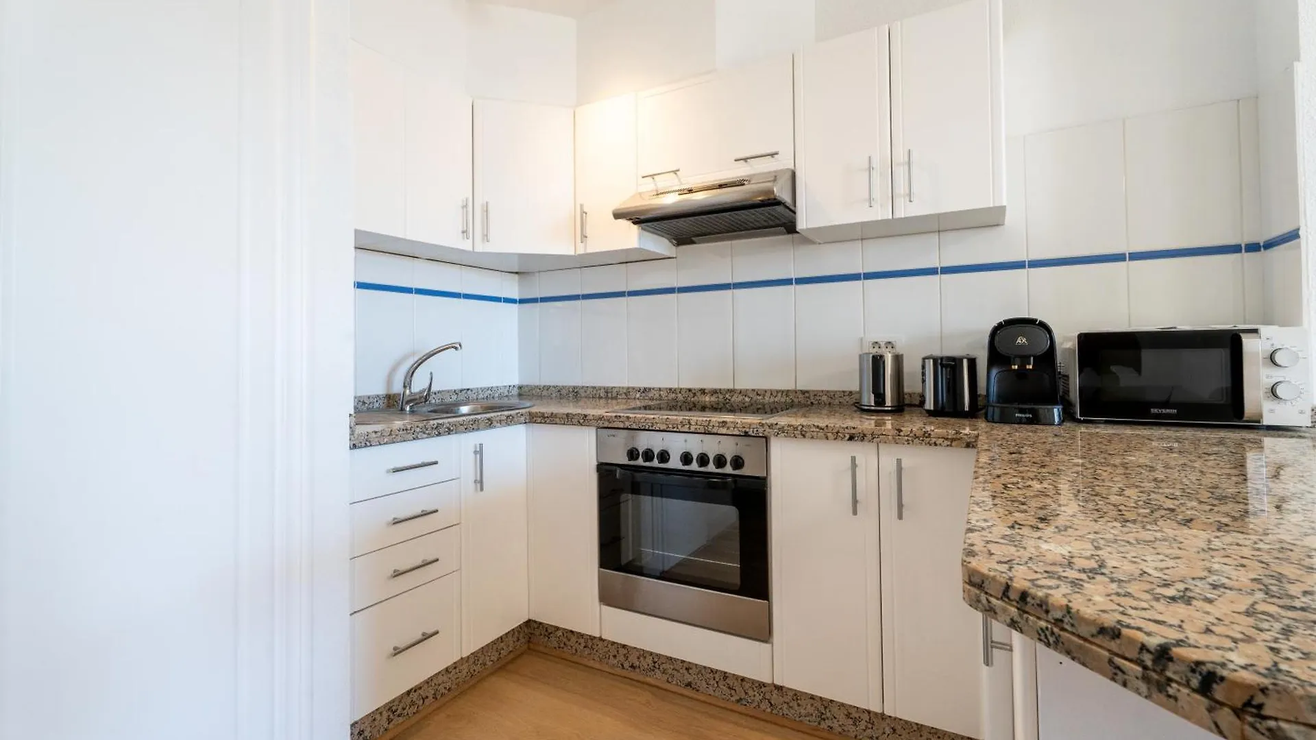 Castle Harbour Apartment With Heated Pool 로스크리스티아노스 0*,  스페인
